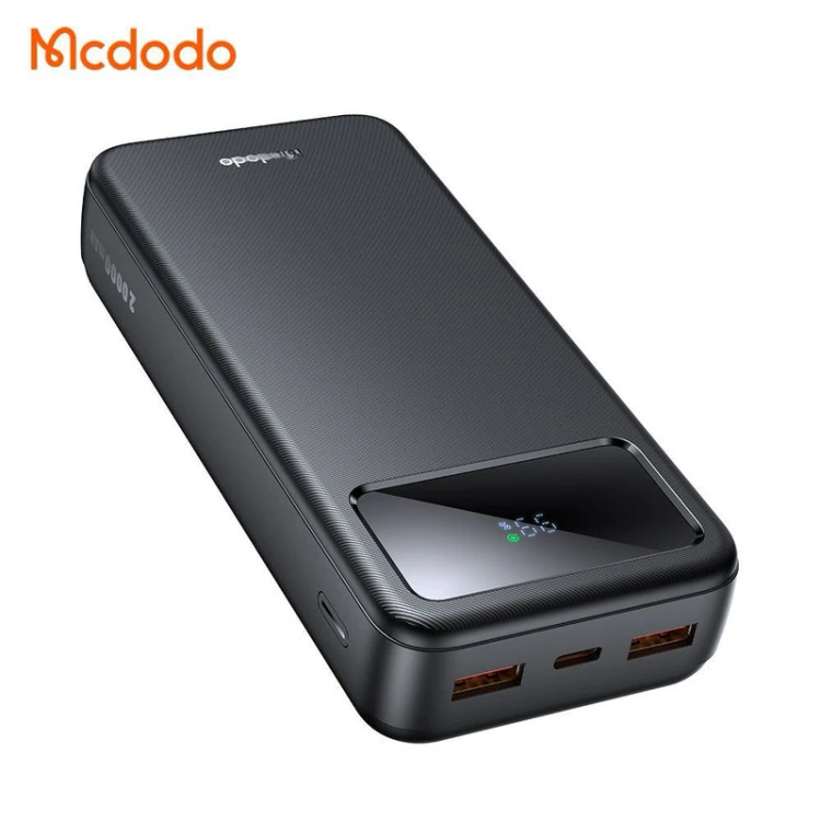 نمای نزدیک نمایشگر LED پاوربانک Mcdodo MC-4230 نشاندهنده ۹۹% شارژ باقیمانده
