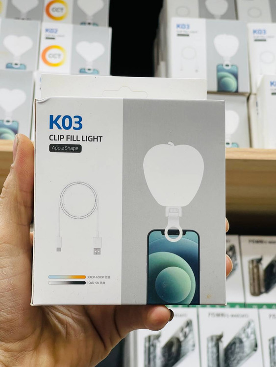 رینگ لایت سلفی گیرهای K03 نصب شده روی گوشی با نور LED روشن